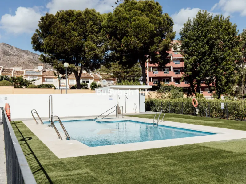 This bright and cozy 3-bedroom townhouse is located on a peaceful cul-de-sac, just a short walk from the beach. Amenities and the famous Avenida de las Palmeras with its lovely restaurants are less than a 10-minute walk away.