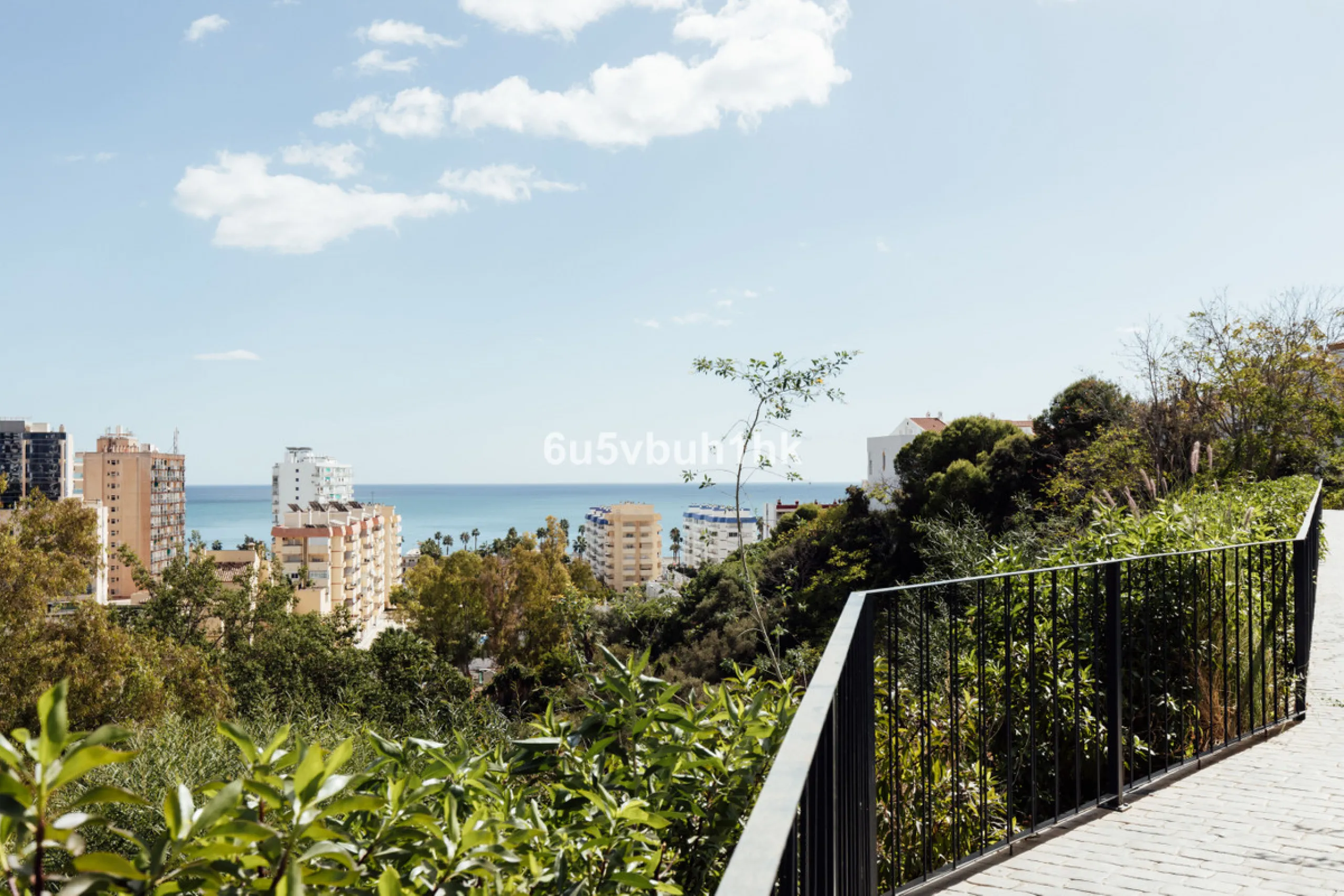 This bright and cozy 3-bedroom townhouse is located on a peaceful cul-de-sac, just a short walk from the beach. Amenities and the famous Avenida de las Palmeras with its lovely restaurants are less than a 10-minute walk away.