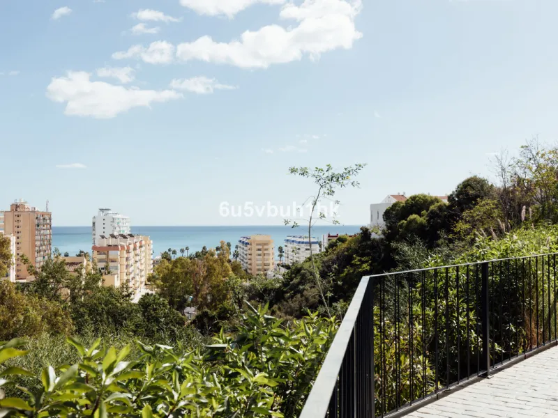 This bright and cozy 3-bedroom townhouse is located on a peaceful cul-de-sac, just a short walk from the beach. Amenities and the famous Avenida de las Palmeras with its lovely restaurants are less than a 10-minute walk away.