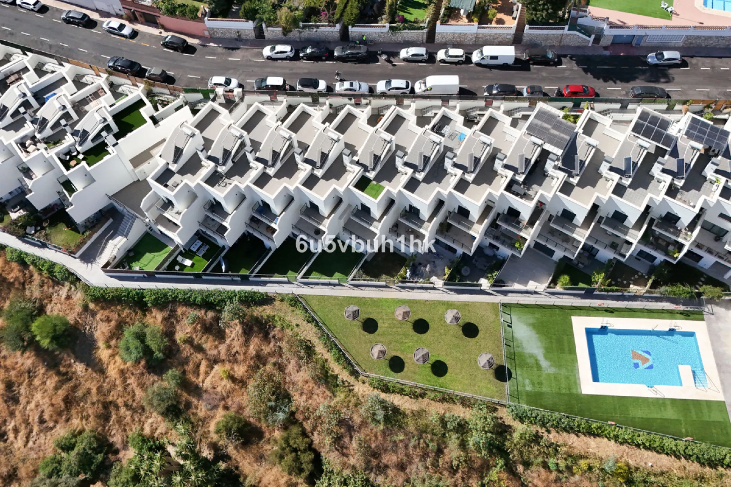 This bright and cozy 3-bedroom townhouse is located on a peaceful cul-de-sac, just a short walk from the beach. Amenities and the famous Avenida de las Palmeras with its lovely restaurants are less than a 10-minute walk away.