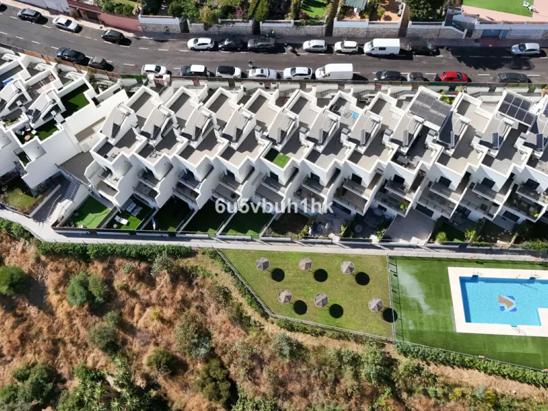 This bright and cozy 3-bedroom townhouse is located on a peaceful cul-de-sac, just a short walk from the beach. Amenities and the famous Avenida de las Palmeras with its lovely restaurants are less than a 10-minute walk away.