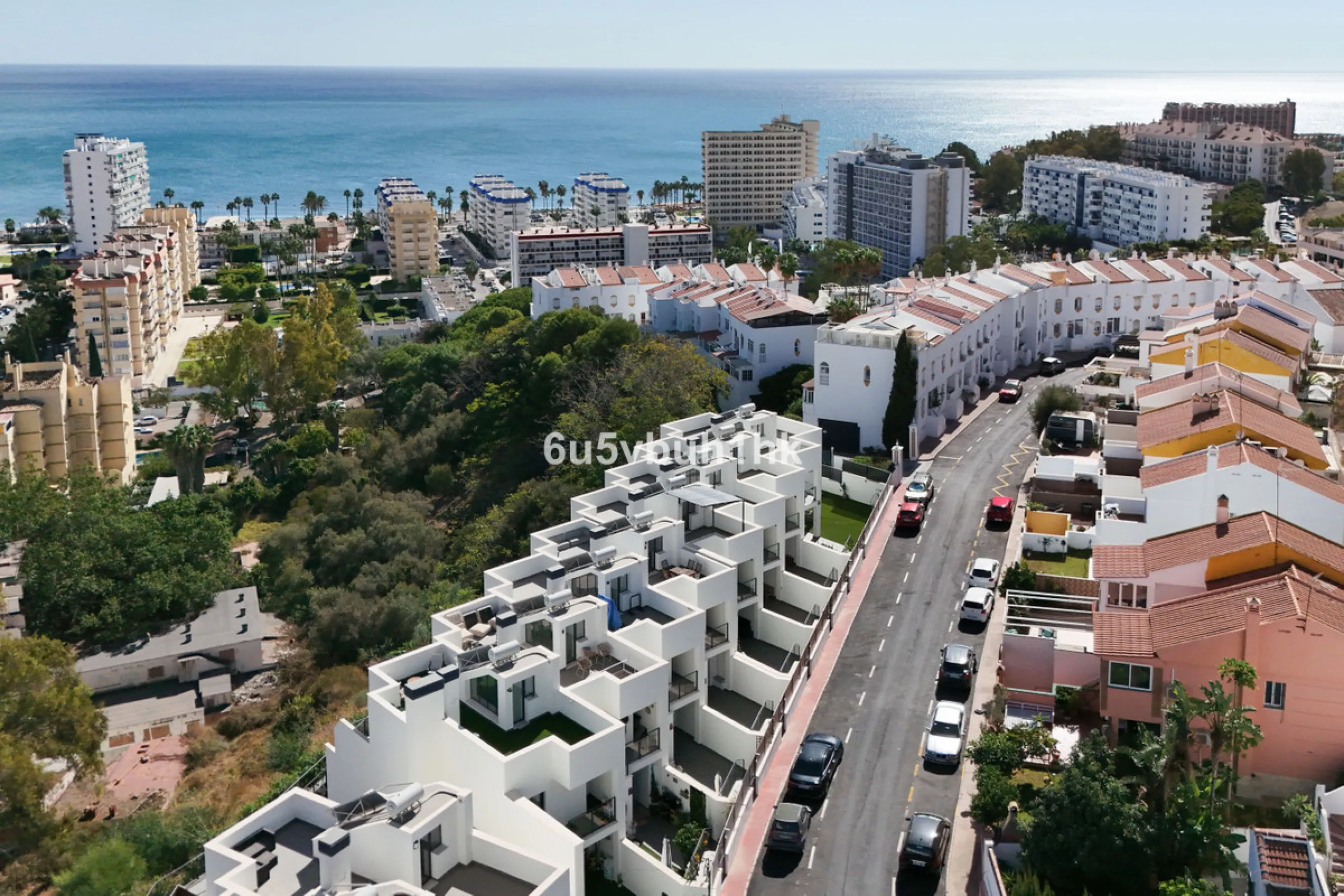 This bright and cozy 3-bedroom townhouse is located on a peaceful cul-de-sac, just a short walk from the beach. Amenities and the famous Avenida de las Palmeras with its lovely restaurants are less than a 10-minute walk away.