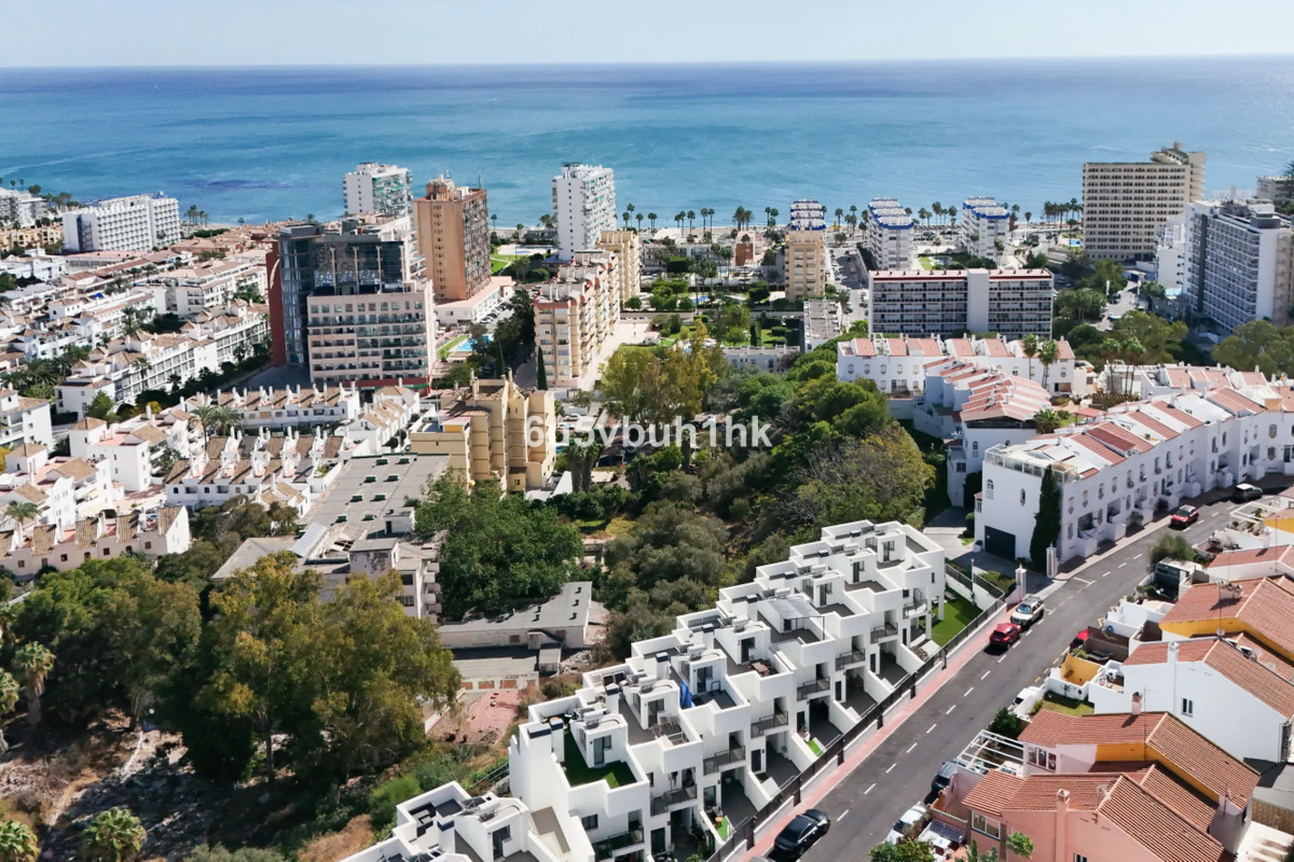 This bright and cozy 3-bedroom townhouse is located on a peaceful cul-de-sac, just a short walk from the beach. Amenities and the famous Avenida de las Palmeras with its lovely restaurants are less than a 10-minute walk away.