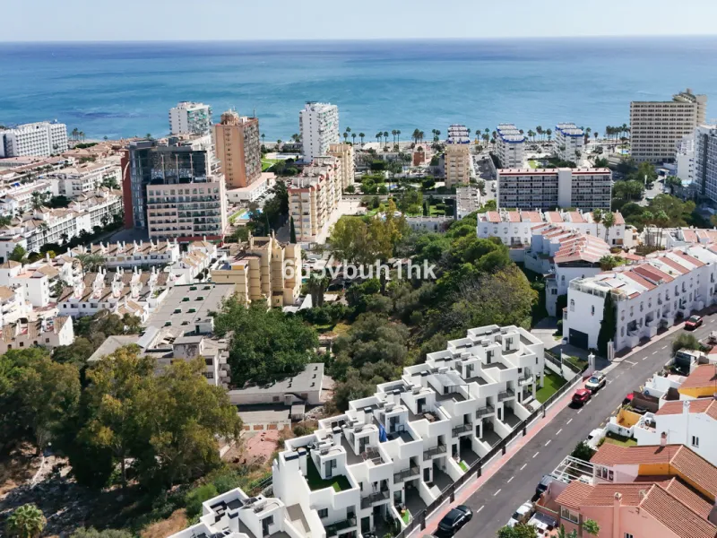This bright and cozy 3-bedroom townhouse is located on a peaceful cul-de-sac, just a short walk from the beach. Amenities and the famous Avenida de las Palmeras with its lovely restaurants are less than a 10-minute walk away.
