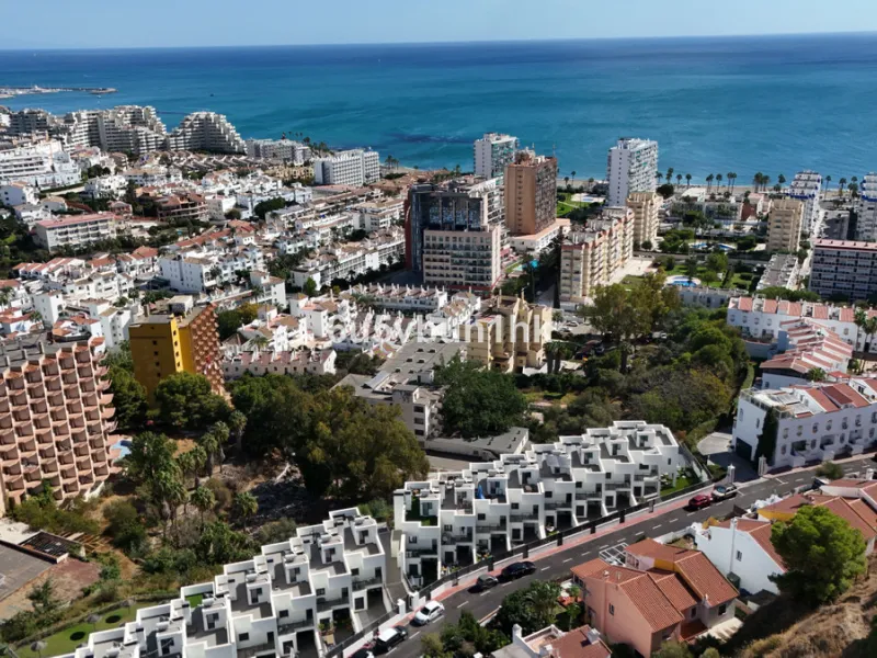 This bright and cozy 3-bedroom townhouse is located on a peaceful cul-de-sac, just a short walk from the beach. Amenities and the famous Avenida de las Palmeras with its lovely restaurants are less than a 10-minute walk away.