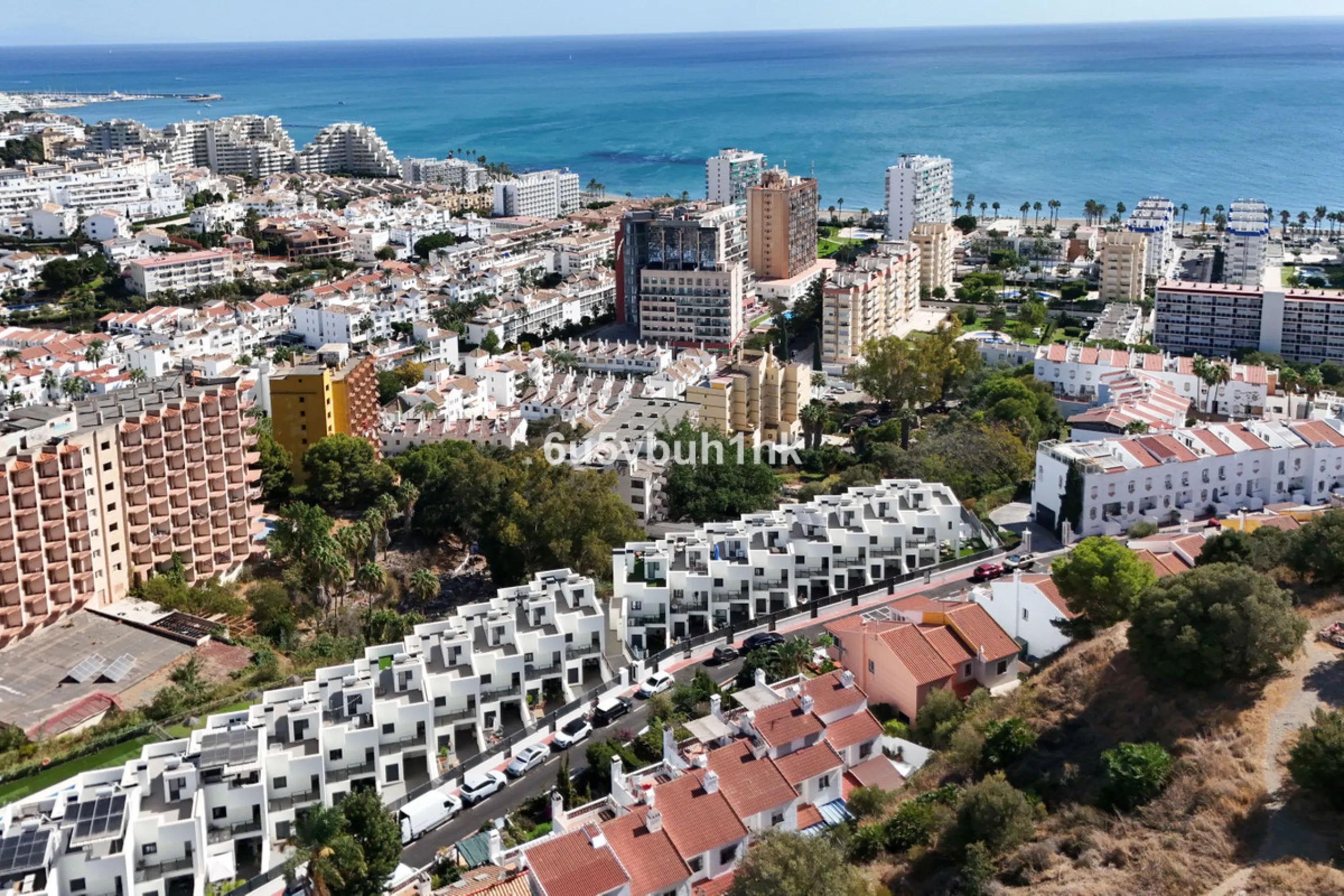 This bright and cozy 3-bedroom townhouse is located on a peaceful cul-de-sac, just a short walk from the beach. Amenities and the famous Avenida de las Palmeras with its lovely restaurants are less than a 10-minute walk away.