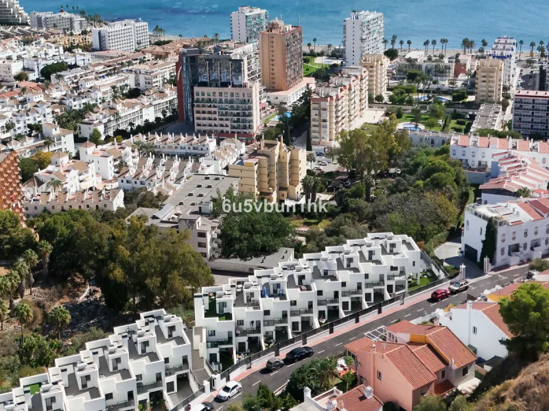 This bright and cozy 3-bedroom townhouse is located on a peaceful cul-de-sac, just a short walk from the beach. Amenities and the famous Avenida de las Palmeras with its lovely restaurants are less than a 10-minute walk away.