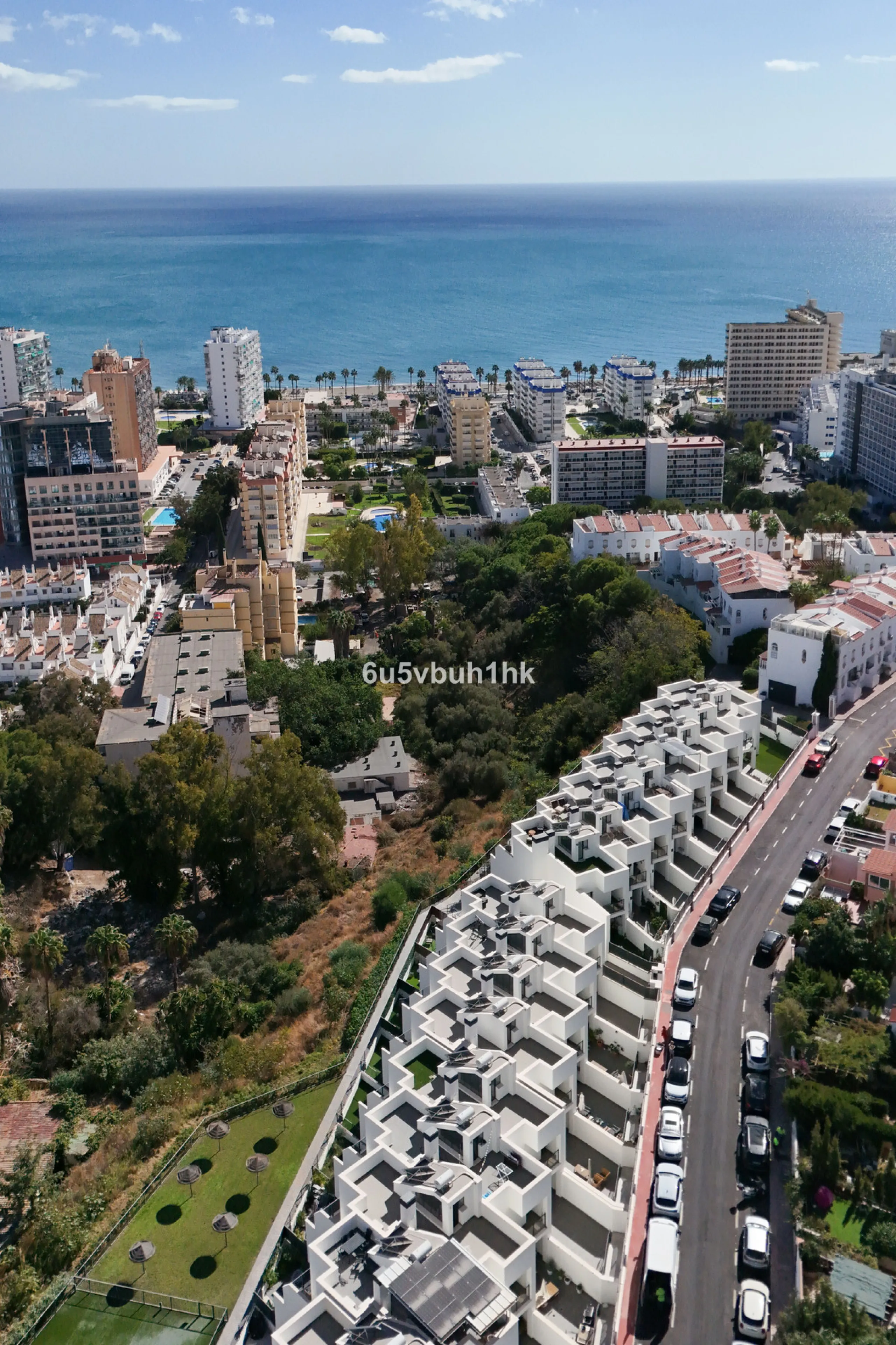 This bright and cozy 3-bedroom townhouse is located on a peaceful cul-de-sac, just a short walk from the beach. Amenities and the famous Avenida de las Palmeras with its lovely restaurants are less than a 10-minute walk away.