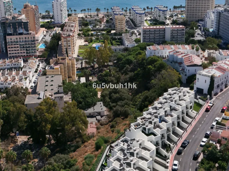 This bright and cozy 3-bedroom townhouse is located on a peaceful cul-de-sac, just a short walk from the beach. Amenities and the famous Avenida de las Palmeras with its lovely restaurants are less than a 10-minute walk away.