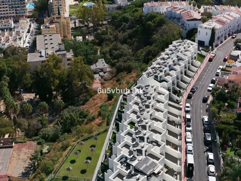 This bright and cozy 3-bedroom townhouse is located on a peaceful cul-de-sac, just a short walk from the beach. Amenities and the famous Avenida de las Palmeras with its lovely restaurants are less than a 10-minute walk away.