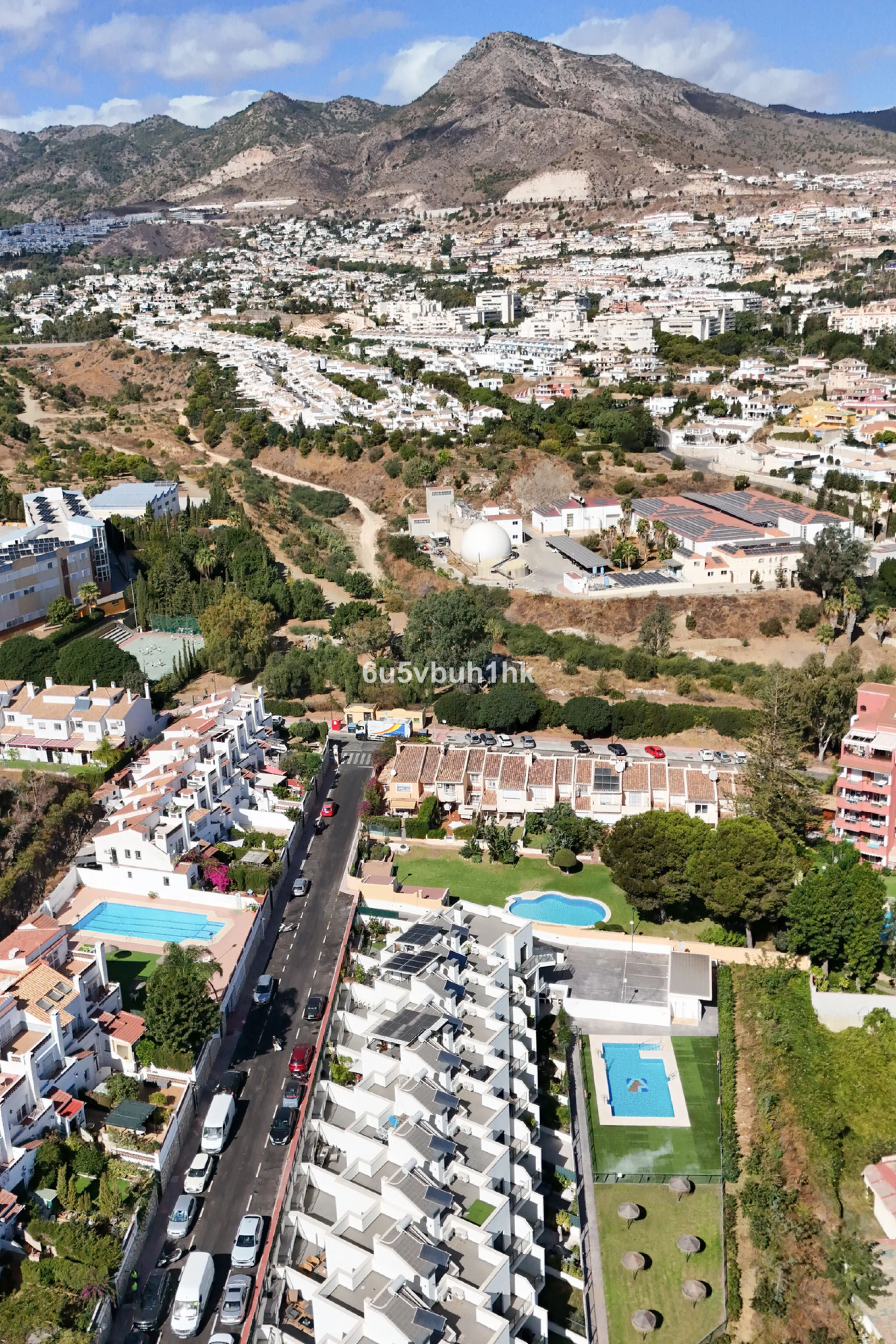 This bright and cozy 3-bedroom townhouse is located on a peaceful cul-de-sac, just a short walk from the beach. Amenities and the famous Avenida de las Palmeras with its lovely restaurants are less than a 10-minute walk away.