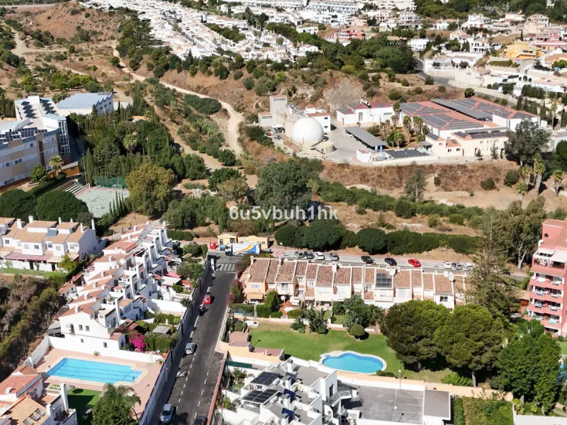 This bright and cozy 3-bedroom townhouse is located on a peaceful cul-de-sac, just a short walk from the beach. Amenities and the famous Avenida de las Palmeras with its lovely restaurants are less than a 10-minute walk away.