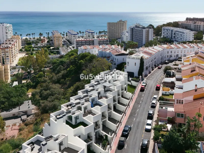 This bright and cozy 3-bedroom townhouse is located on a peaceful cul-de-sac, just a short walk from the beach. Amenities and the famous Avenida de las Palmeras with its lovely restaurants are less than a 10-minute walk away.