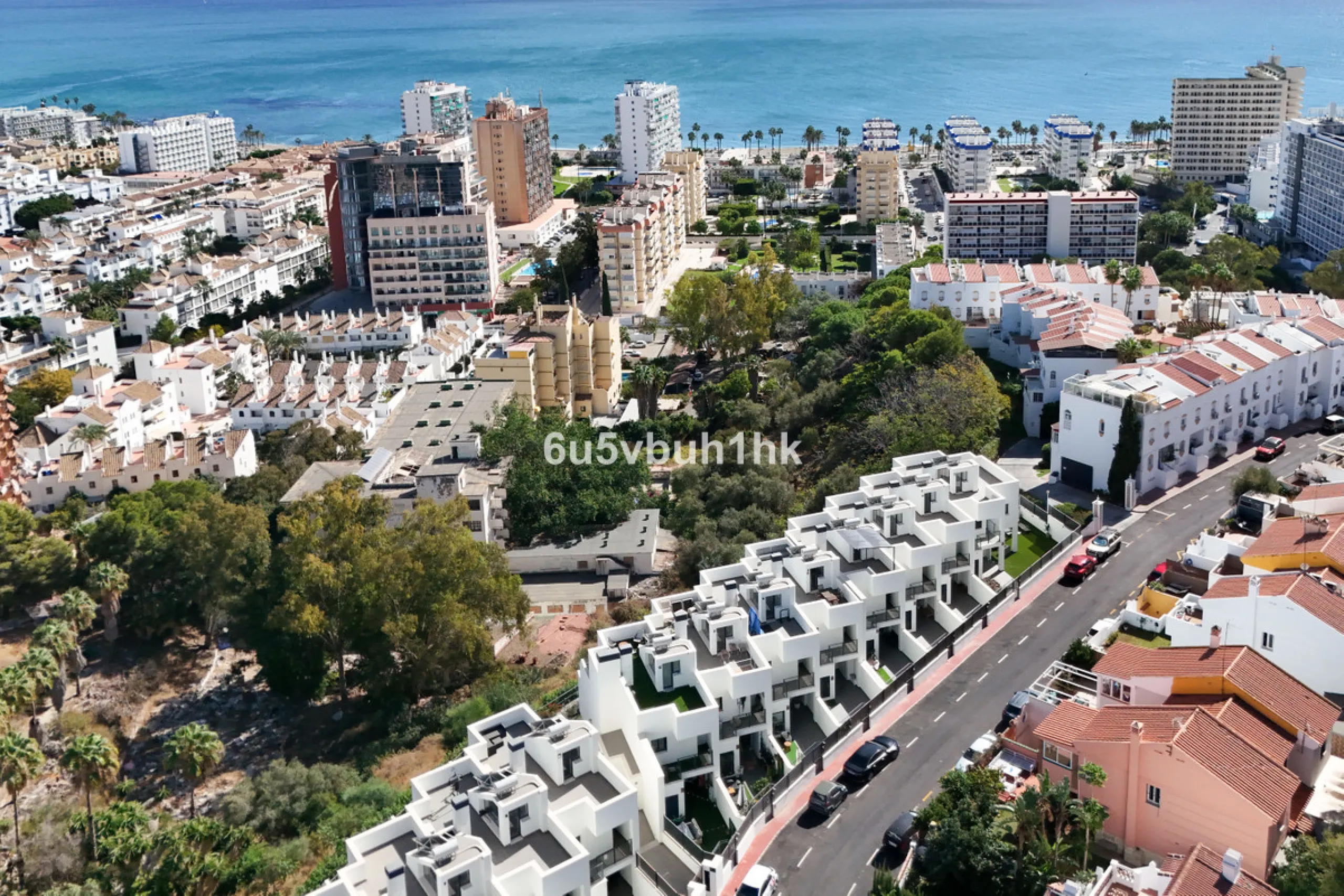 This bright and cozy 3-bedroom townhouse is located on a peaceful cul-de-sac, just a short walk from the beach. Amenities and the famous Avenida de las Palmeras with its lovely restaurants are less than a 10-minute walk away.