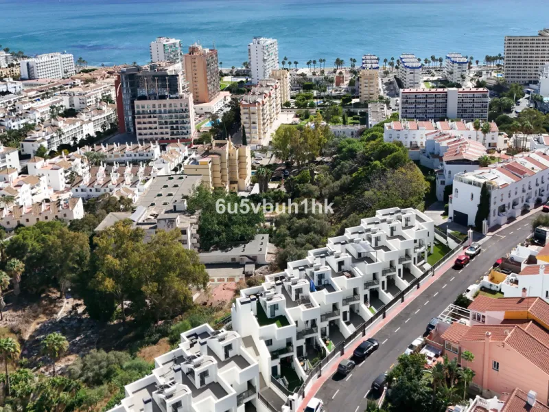 This bright and cozy 3-bedroom townhouse is located on a peaceful cul-de-sac, just a short walk from the beach. Amenities and the famous Avenida de las Palmeras with its lovely restaurants are less than a 10-minute walk away.