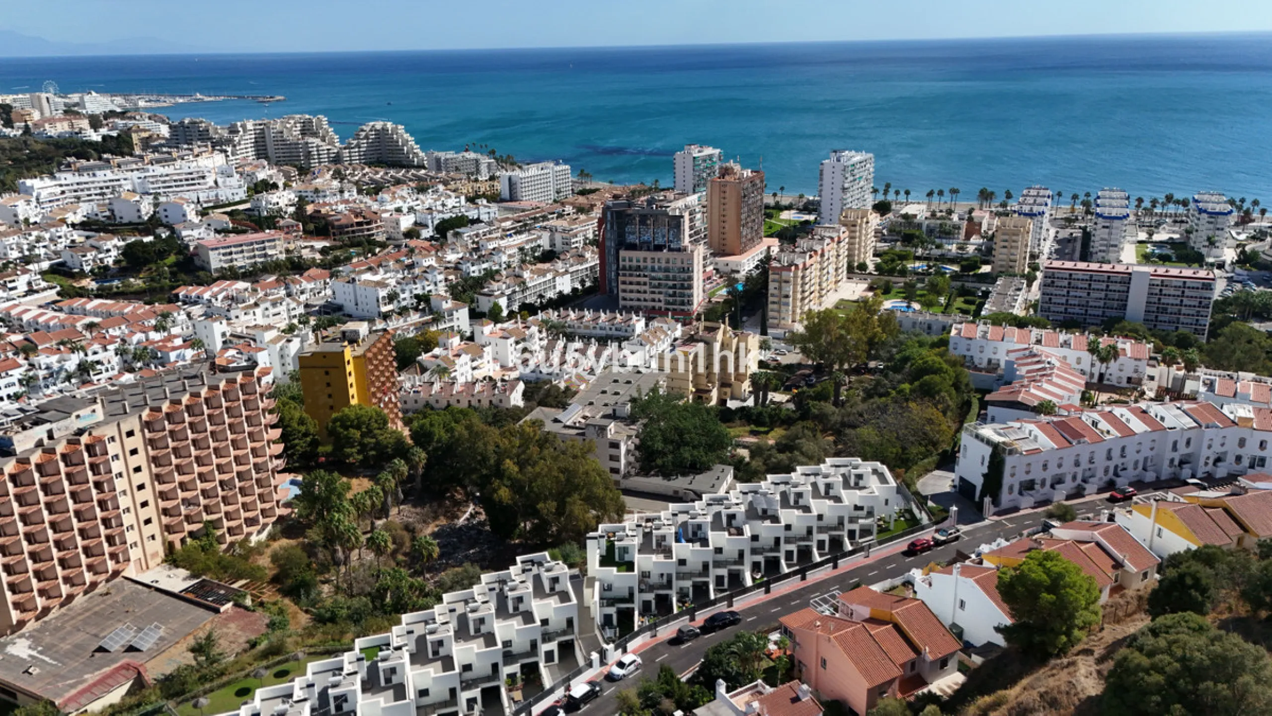 This bright and cozy 3-bedroom townhouse is located on a peaceful cul-de-sac, just a short walk from the beach. Amenities and the famous Avenida de las Palmeras with its lovely restaurants are less than a 10-minute walk away.