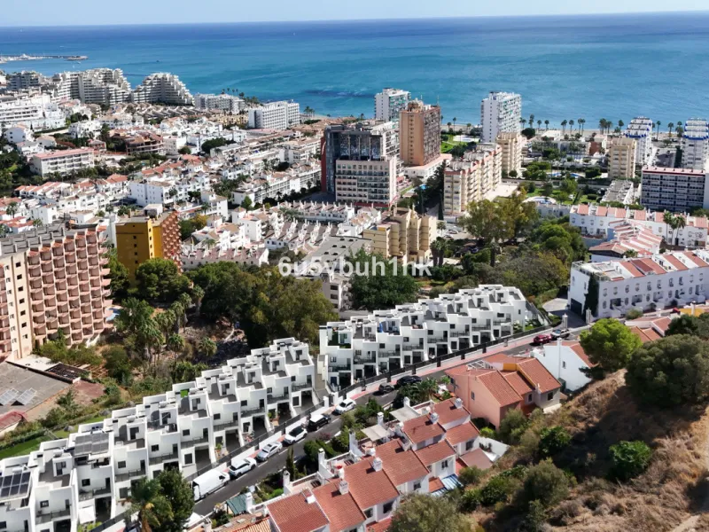 This bright and cozy 3-bedroom townhouse is located on a peaceful cul-de-sac, just a short walk from the beach. Amenities and the famous Avenida de las Palmeras with its lovely restaurants are less than a 10-minute walk away.