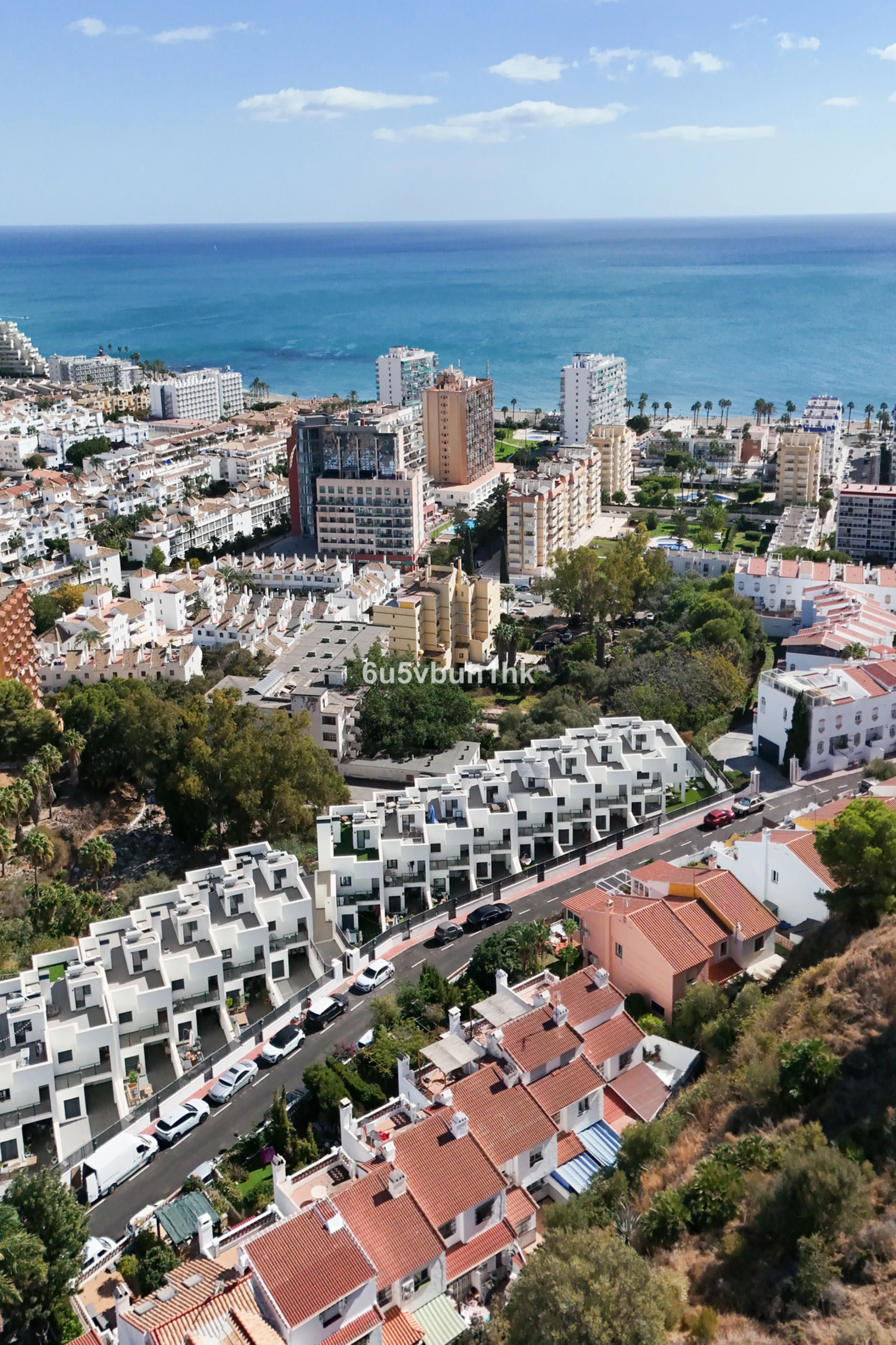 This bright and cozy 3-bedroom townhouse is located on a peaceful cul-de-sac, just a short walk from the beach. Amenities and the famous Avenida de las Palmeras with its lovely restaurants are less than a 10-minute walk away.