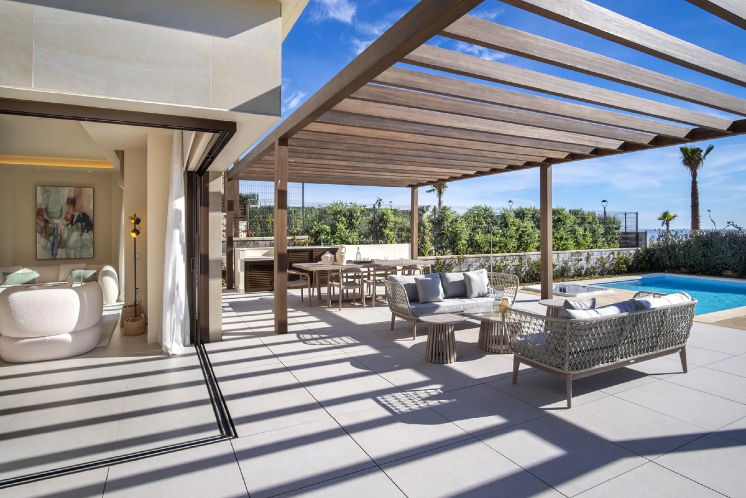 *** Spectacular Luxury Detached Villa on The New Golden Mile, Estepona *** Corner: Maximum Privacy *** 5 Bedrooms and 4 Bathrooms *** Spacious Terraces *** Private Garden with Jacuzzi and Swimming Pool *** BAsement with Windows and Bathroom *** Beachfront