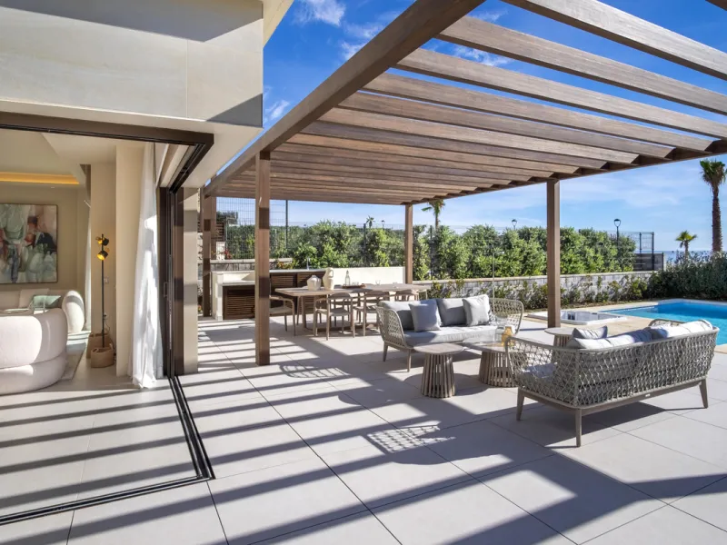 *** Spectacular Luxury Detached Villa on The New Golden Mile, Estepona *** Corner: Maximum Privacy *** 5 Bedrooms and 4 Bathrooms *** Spacious Terraces *** Private Garden with Jacuzzi and Swimming Pool *** BAsement with Windows and Bathroom *** Beachfront