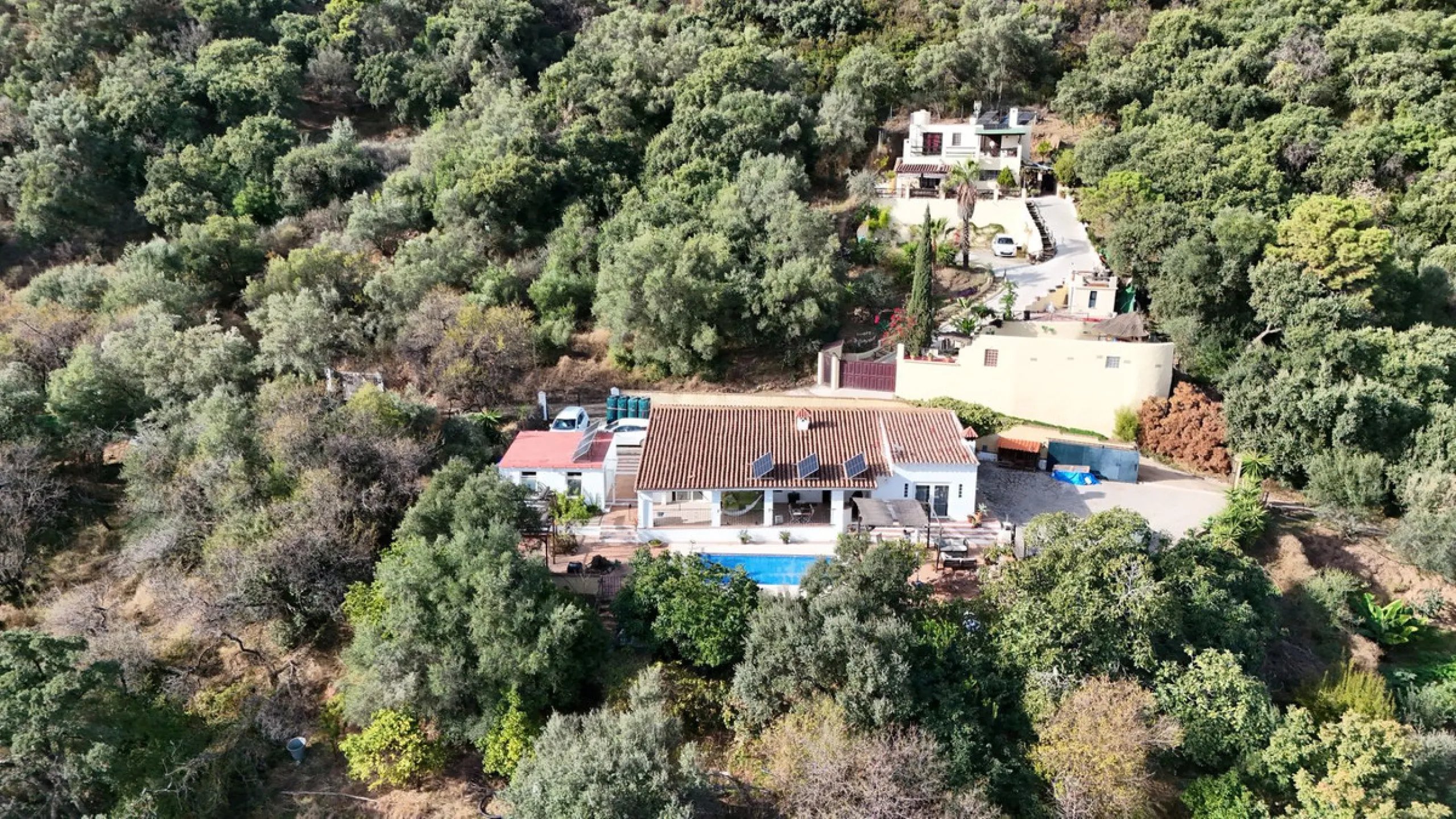 Situated just 3kms inland from Estepona, this charming finca combines living in a natural surrounding with the practicality of proximity to the coast and a towncentre.