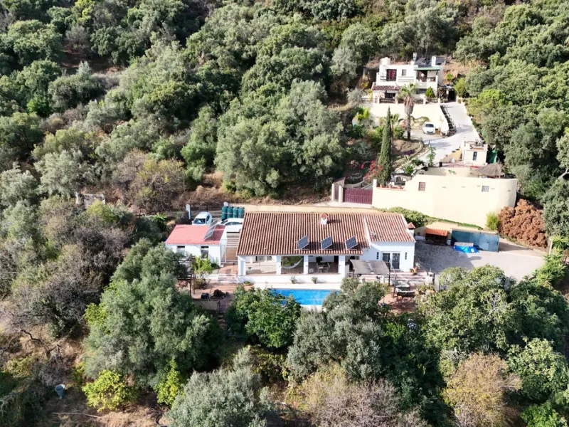 Situated just 3kms inland from Estepona, this charming finca combines living in a natural surrounding with the practicality of proximity to the coast and a towncentre.
