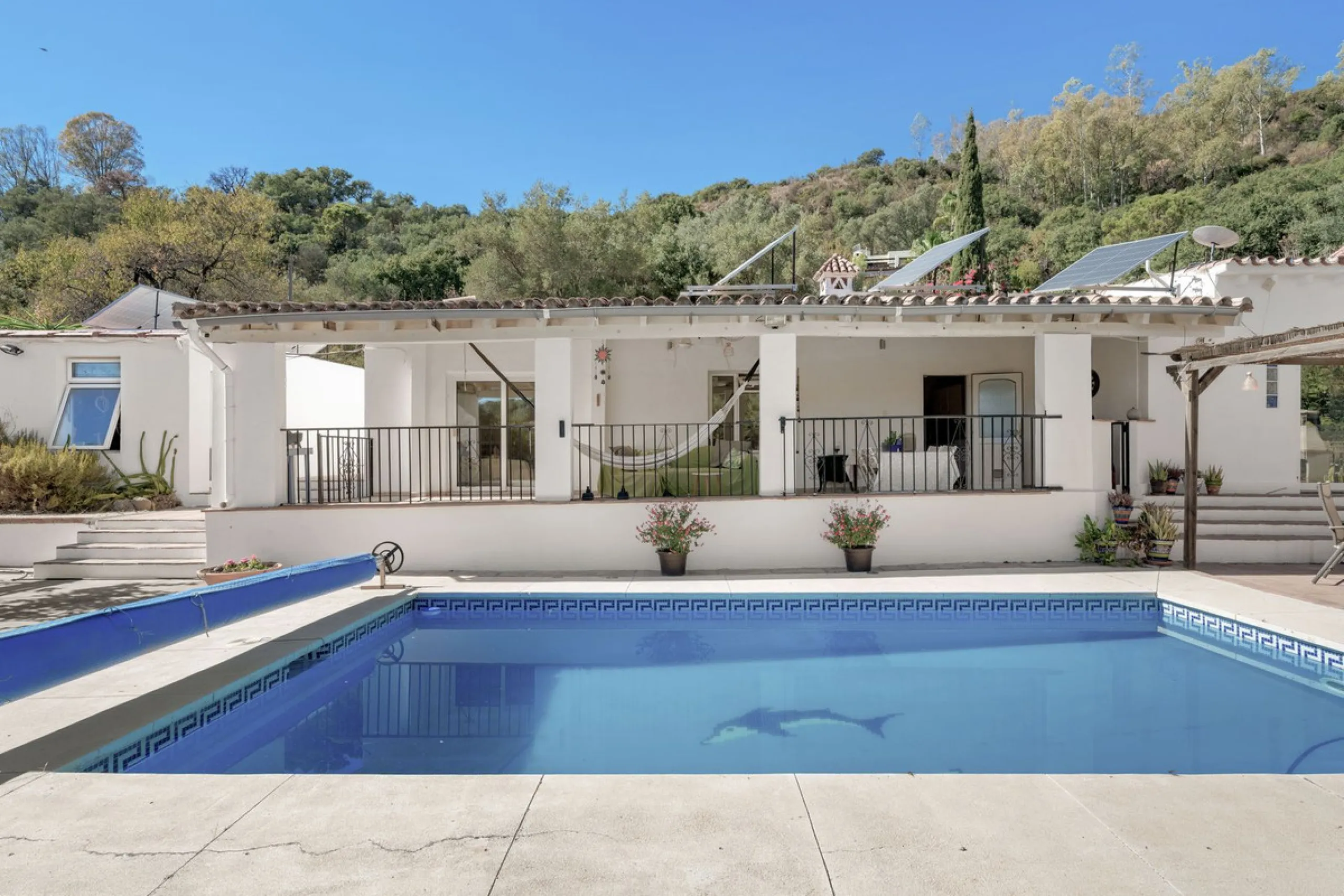 Situated just 3kms inland from Estepona, this charming finca combines living in a natural surrounding with the practicality of proximity to the coast and a towncentre.