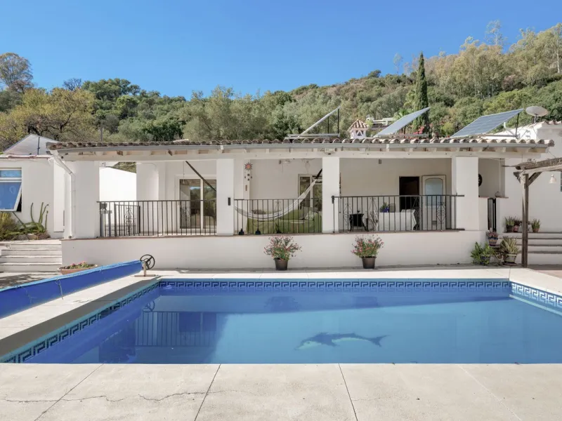 Situated just 3kms inland from Estepona, this charming finca combines living in a natural surrounding with the practicality of proximity to the coast and a towncentre.