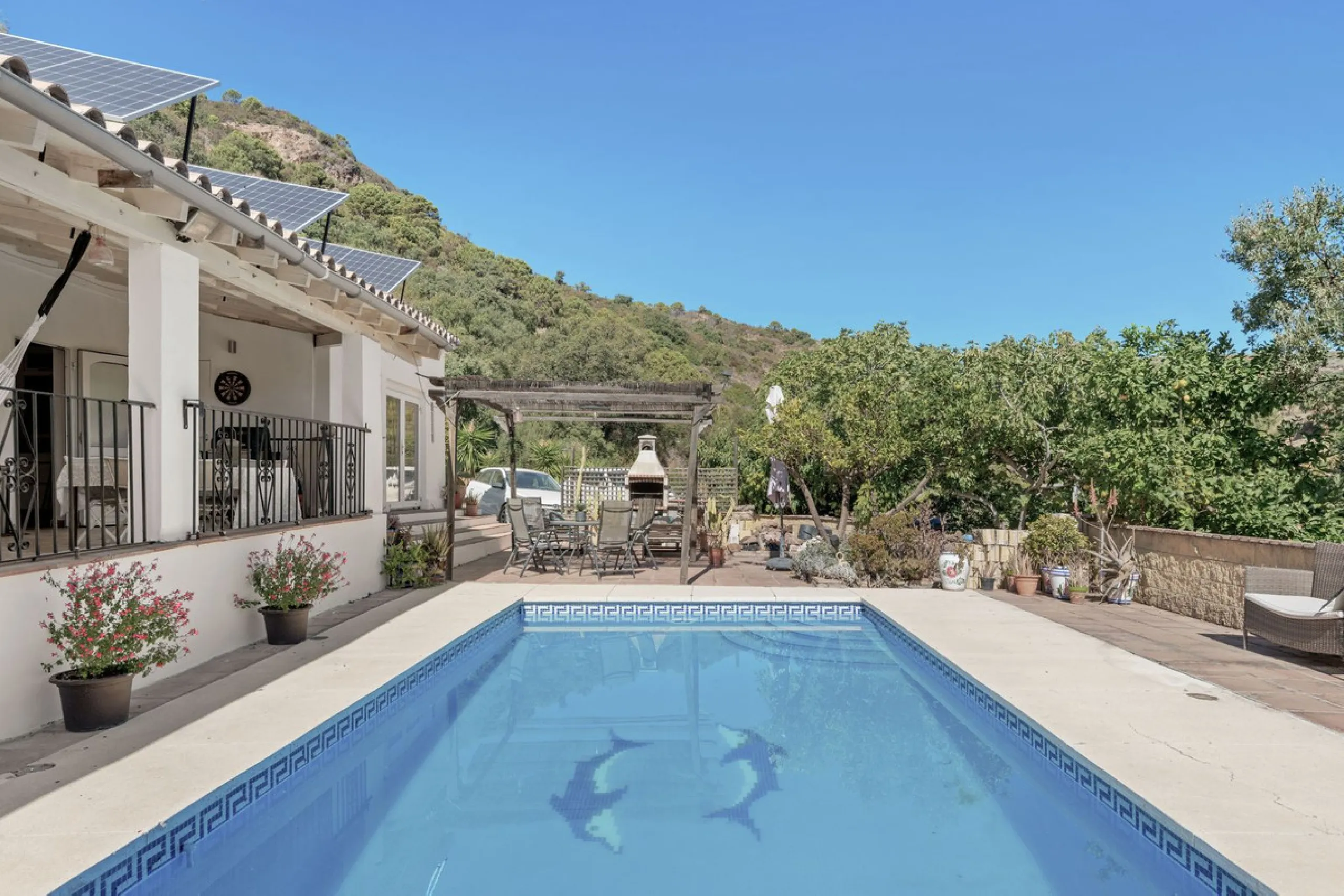 Situated just 3kms inland from Estepona, this charming finca combines living in a natural surrounding with the practicality of proximity to the coast and a towncentre.