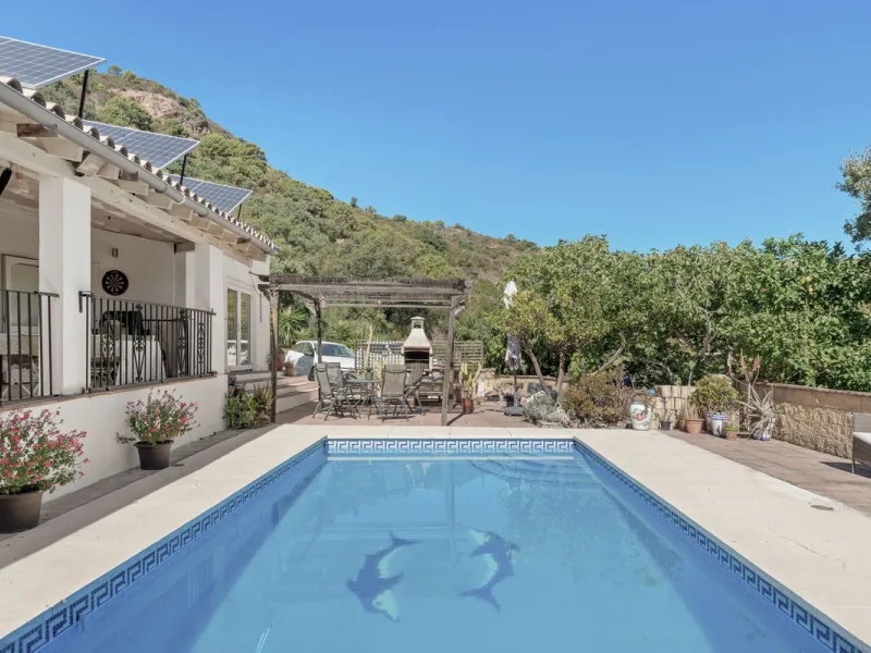 Situated just 3kms inland from Estepona, this charming finca combines living in a natural surrounding with the practicality of proximity to the coast and a towncentre.