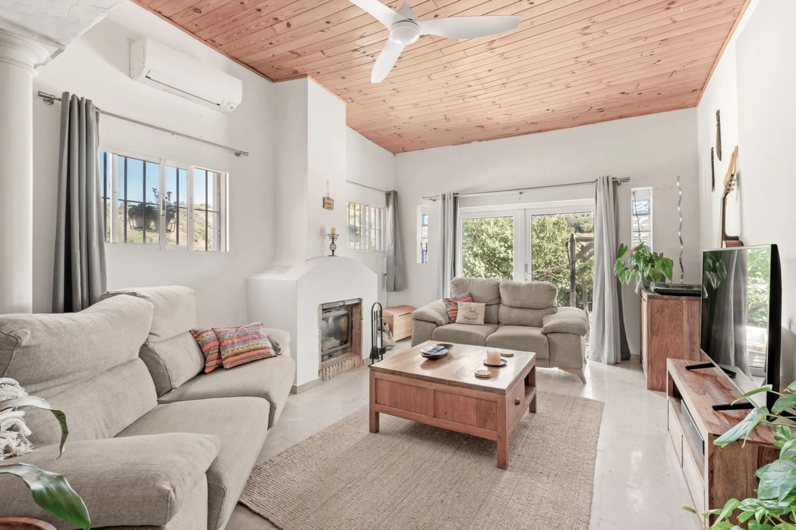 Situated just 3kms inland from Estepona, this charming finca combines living in a natural surrounding with the practicality of proximity to the coast and a towncentre.
