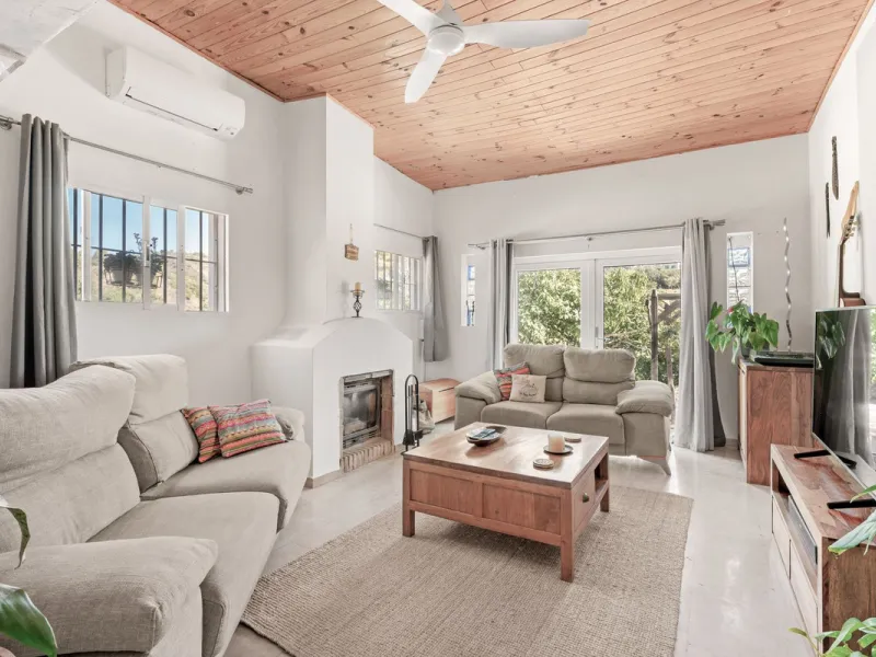 Situated just 3kms inland from Estepona, this charming finca combines living in a natural surrounding with the practicality of proximity to the coast and a towncentre.