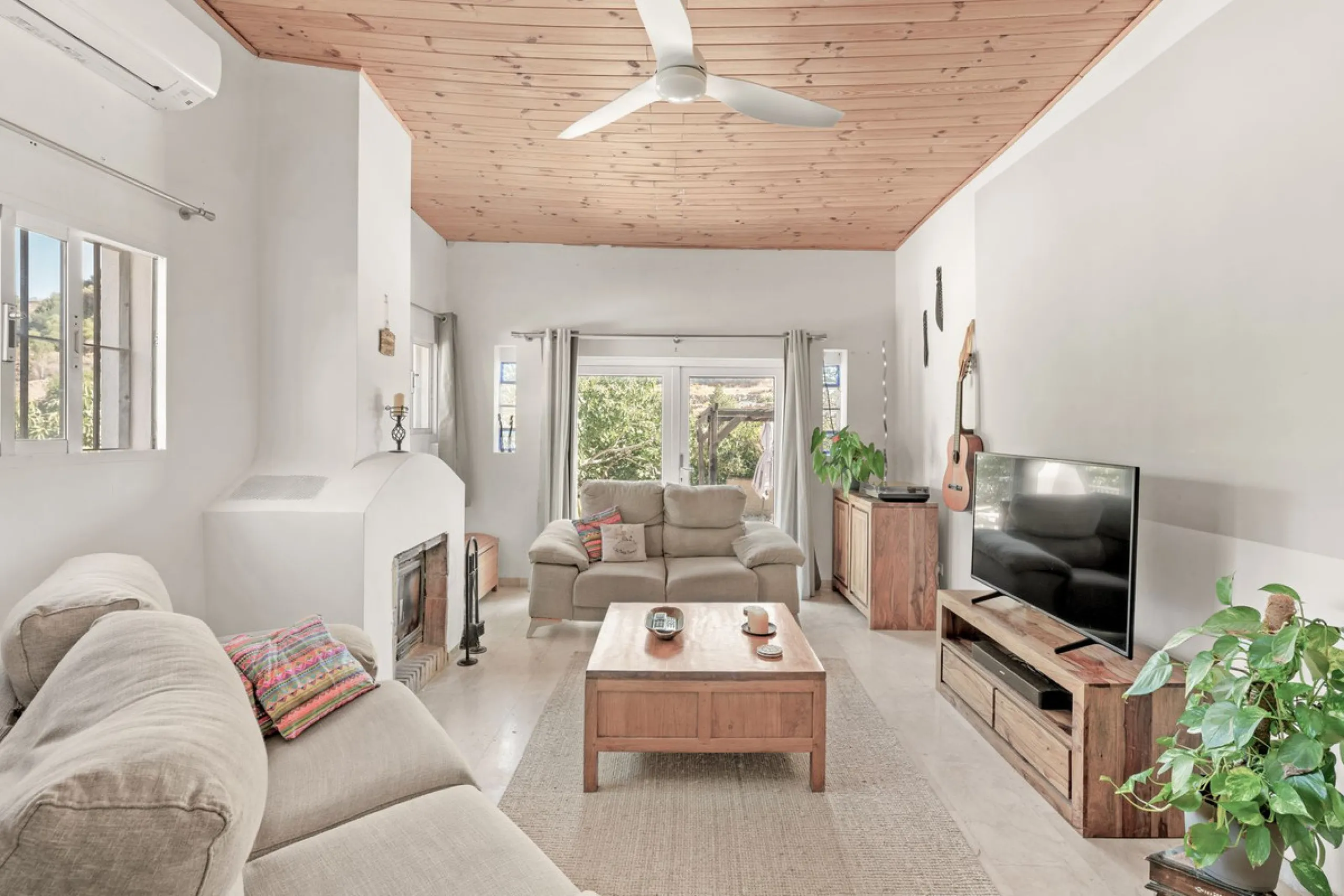 Situated just 3kms inland from Estepona, this charming finca combines living in a natural surrounding with the practicality of proximity to the coast and a towncentre.