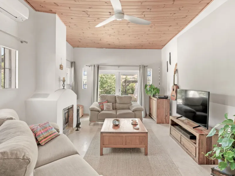 Situated just 3kms inland from Estepona, this charming finca combines living in a natural surrounding with the practicality of proximity to the coast and a towncentre.