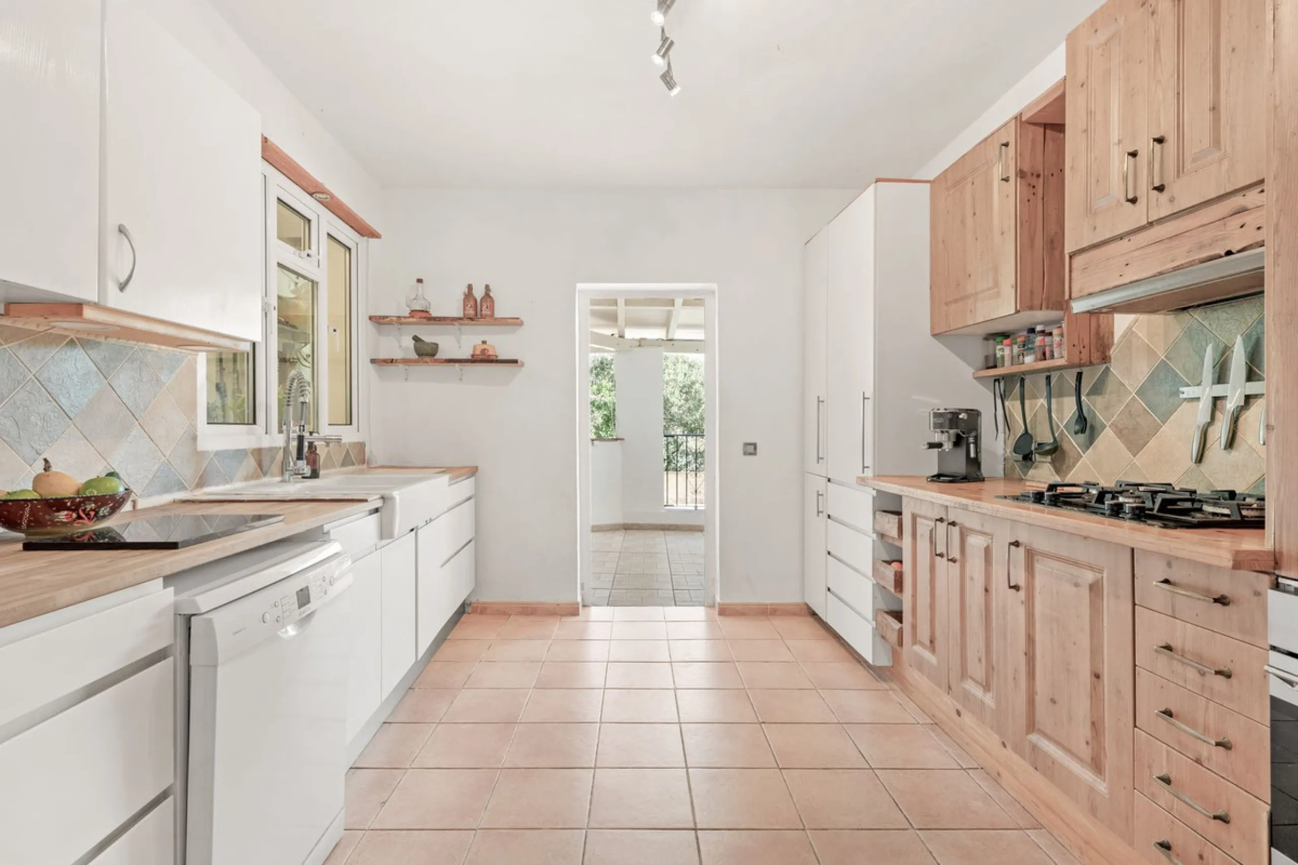Situated just 3kms inland from Estepona, this charming finca combines living in a natural surrounding with the practicality of proximity to the coast and a towncentre.