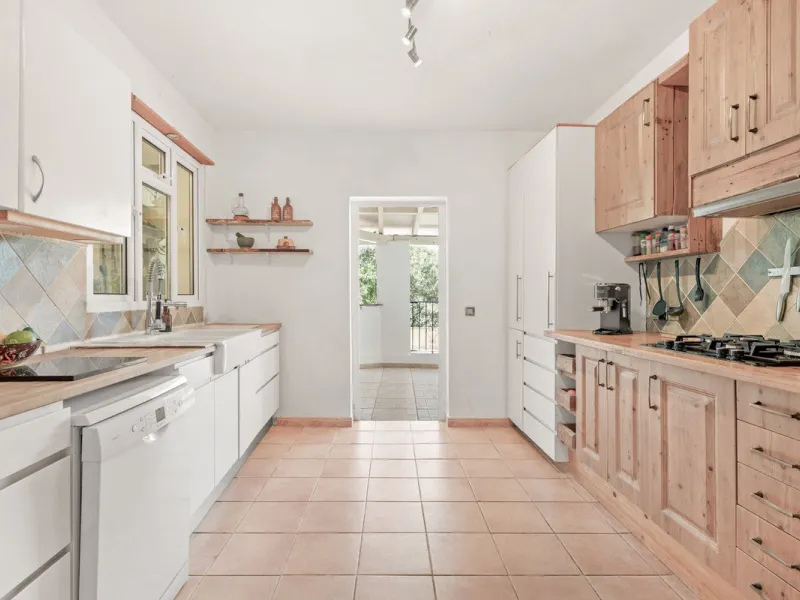 Situated just 3kms inland from Estepona, this charming finca combines living in a natural surrounding with the practicality of proximity to the coast and a towncentre.