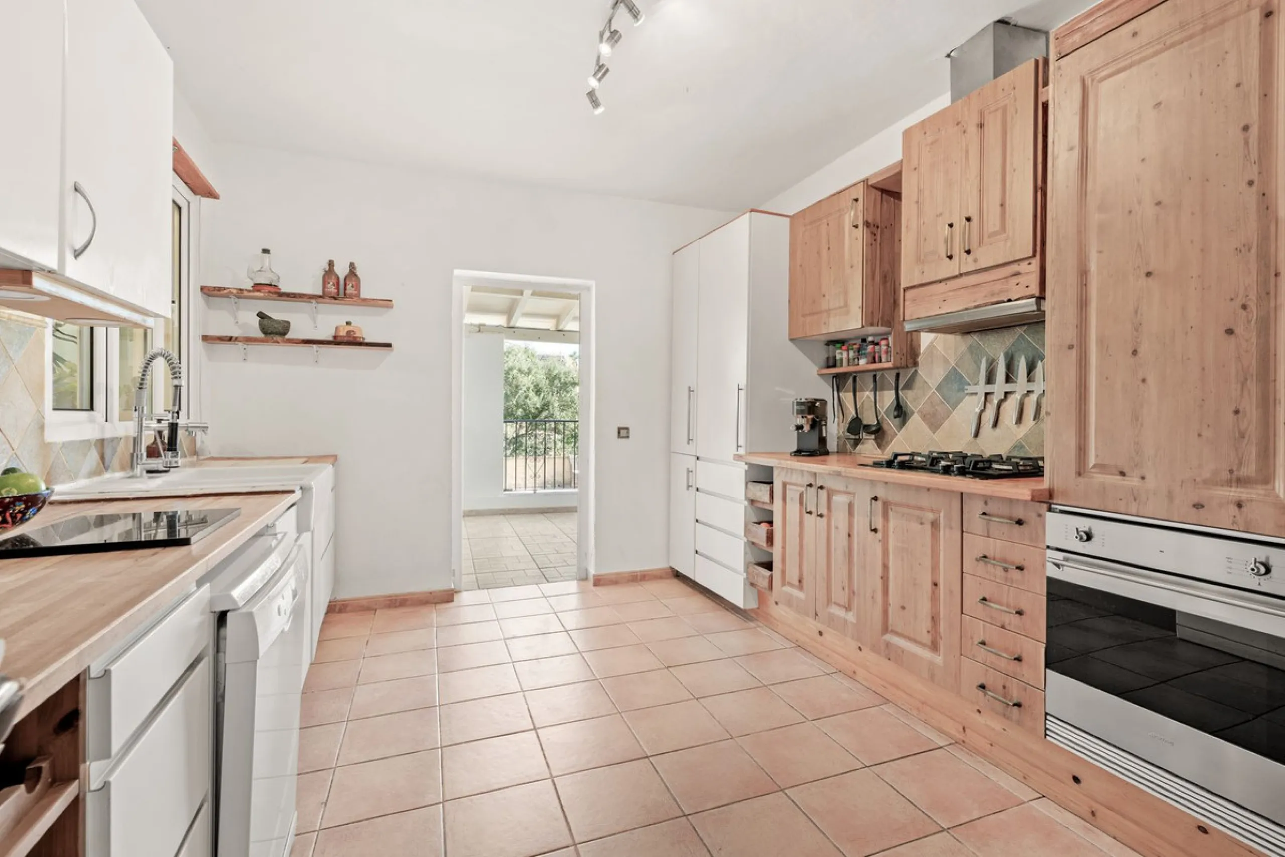 Situated just 3kms inland from Estepona, this charming finca combines living in a natural surrounding with the practicality of proximity to the coast and a towncentre.