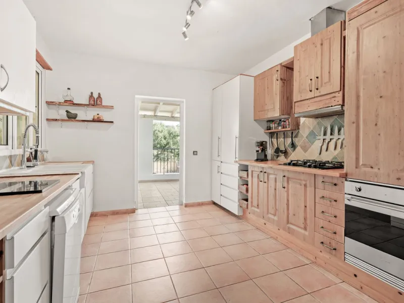 Situated just 3kms inland from Estepona, this charming finca combines living in a natural surrounding with the practicality of proximity to the coast and a towncentre.