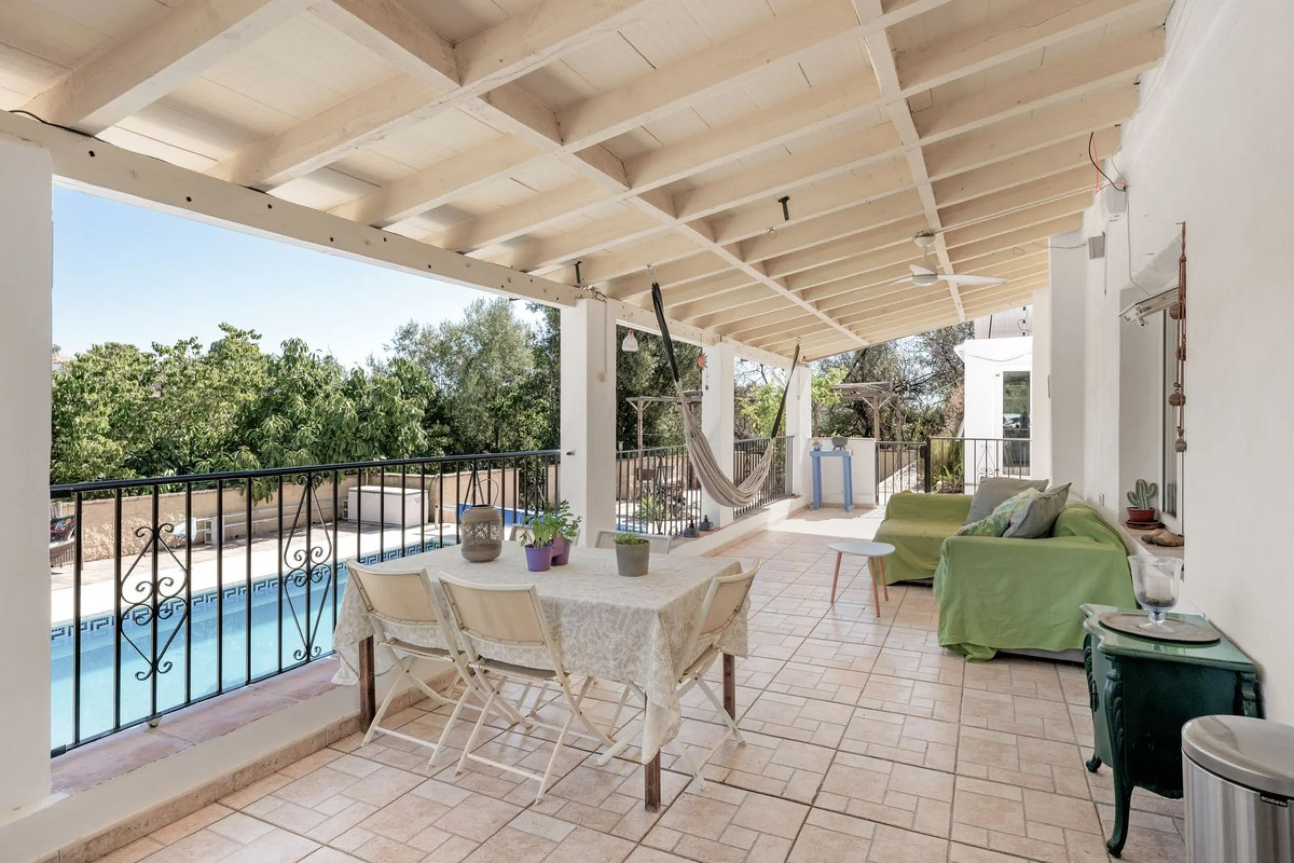 Situated just 3kms inland from Estepona, this charming finca combines living in a natural surrounding with the practicality of proximity to the coast and a towncentre.
