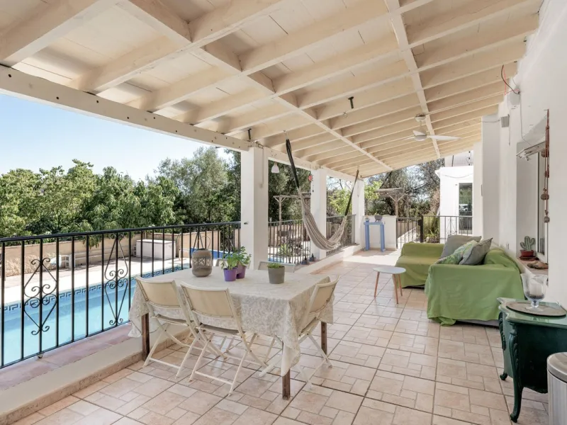 Situated just 3kms inland from Estepona, this charming finca combines living in a natural surrounding with the practicality of proximity to the coast and a towncentre.