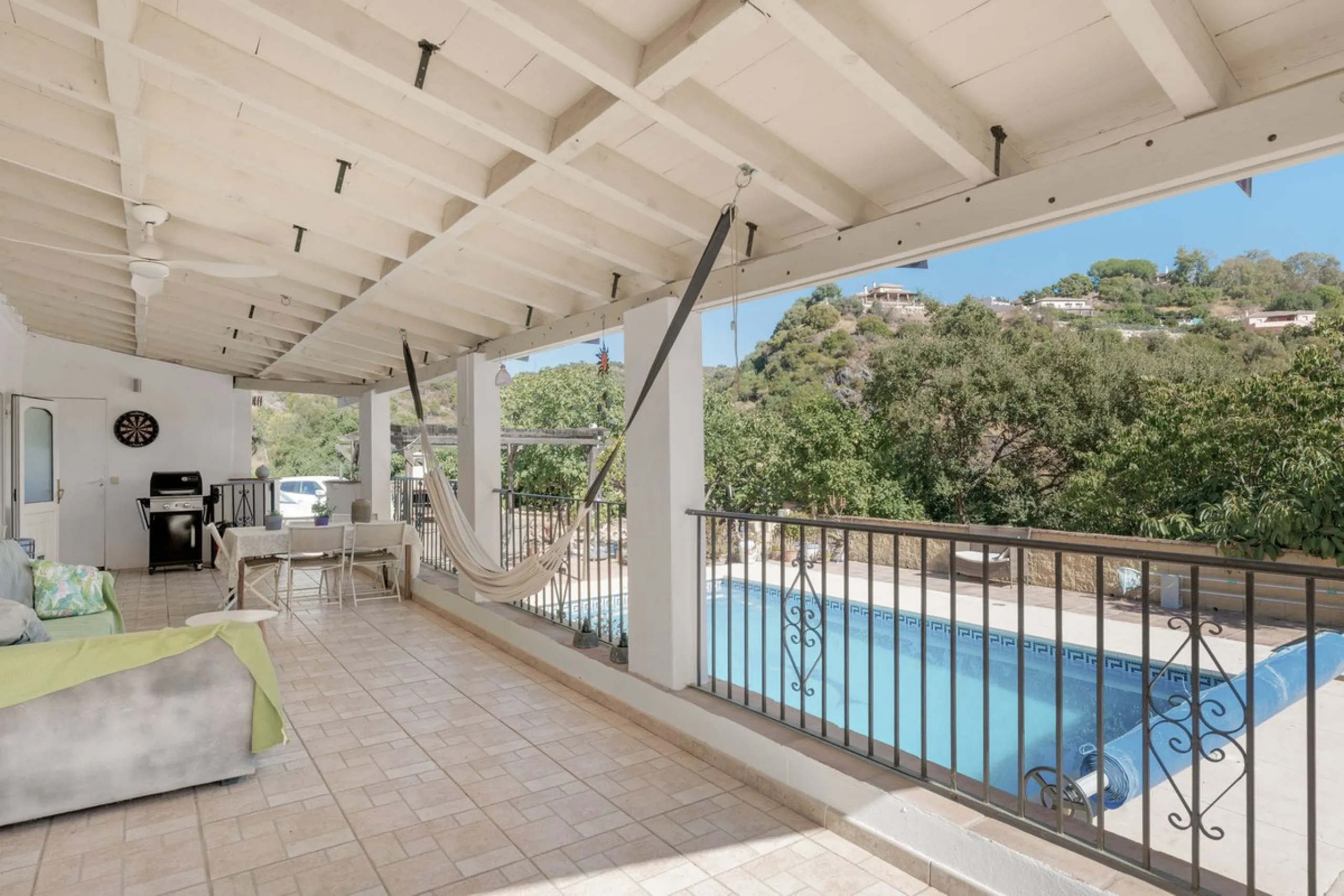 Situated just 3kms inland from Estepona, this charming finca combines living in a natural surrounding with the practicality of proximity to the coast and a towncentre.