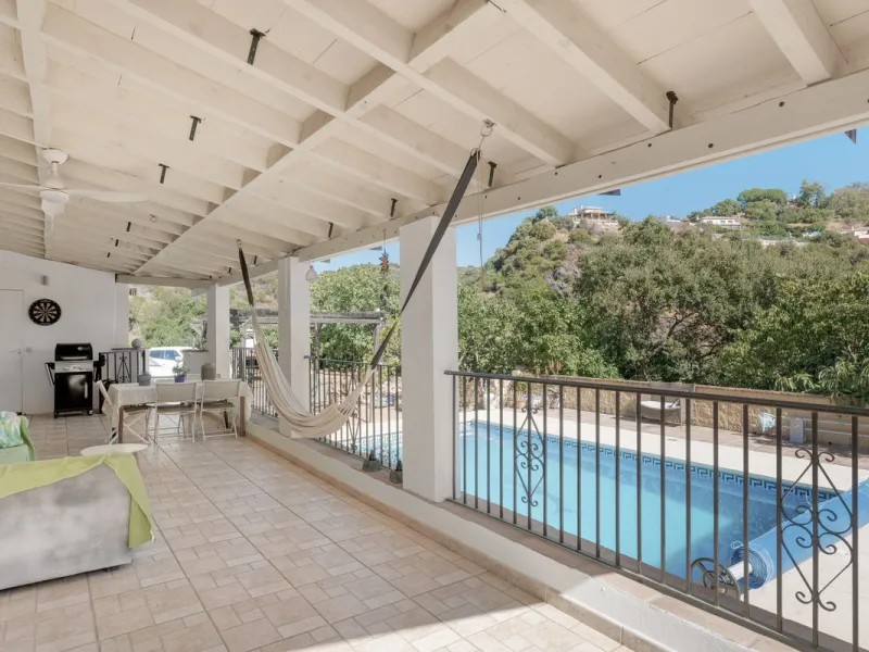 Situated just 3kms inland from Estepona, this charming finca combines living in a natural surrounding with the practicality of proximity to the coast and a towncentre.
