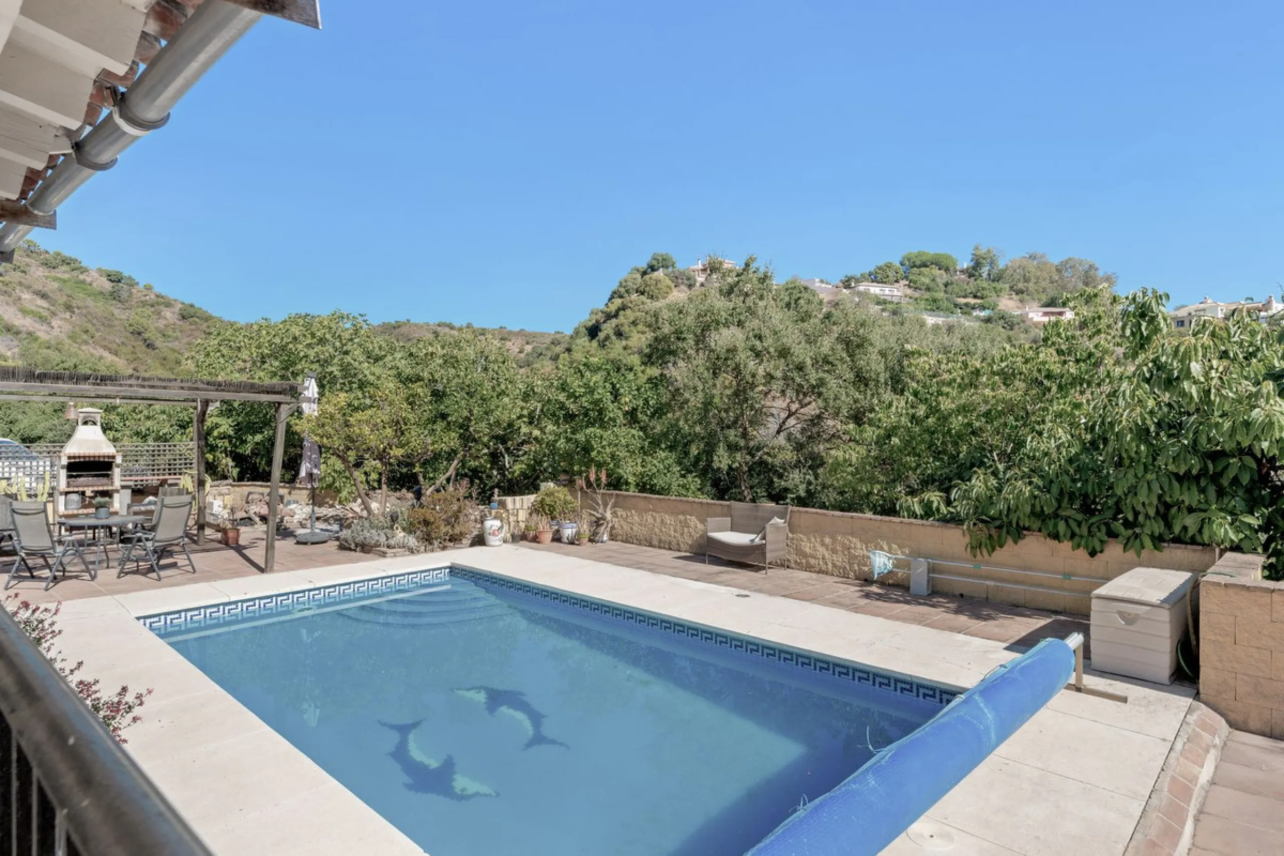 Situated just 3kms inland from Estepona, this charming finca combines living in a natural surrounding with the practicality of proximity to the coast and a towncentre.