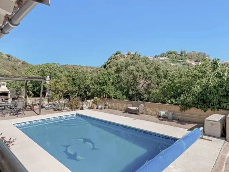 Situated just 3kms inland from Estepona, this charming finca combines living in a natural surrounding with the practicality of proximity to the coast and a towncentre.