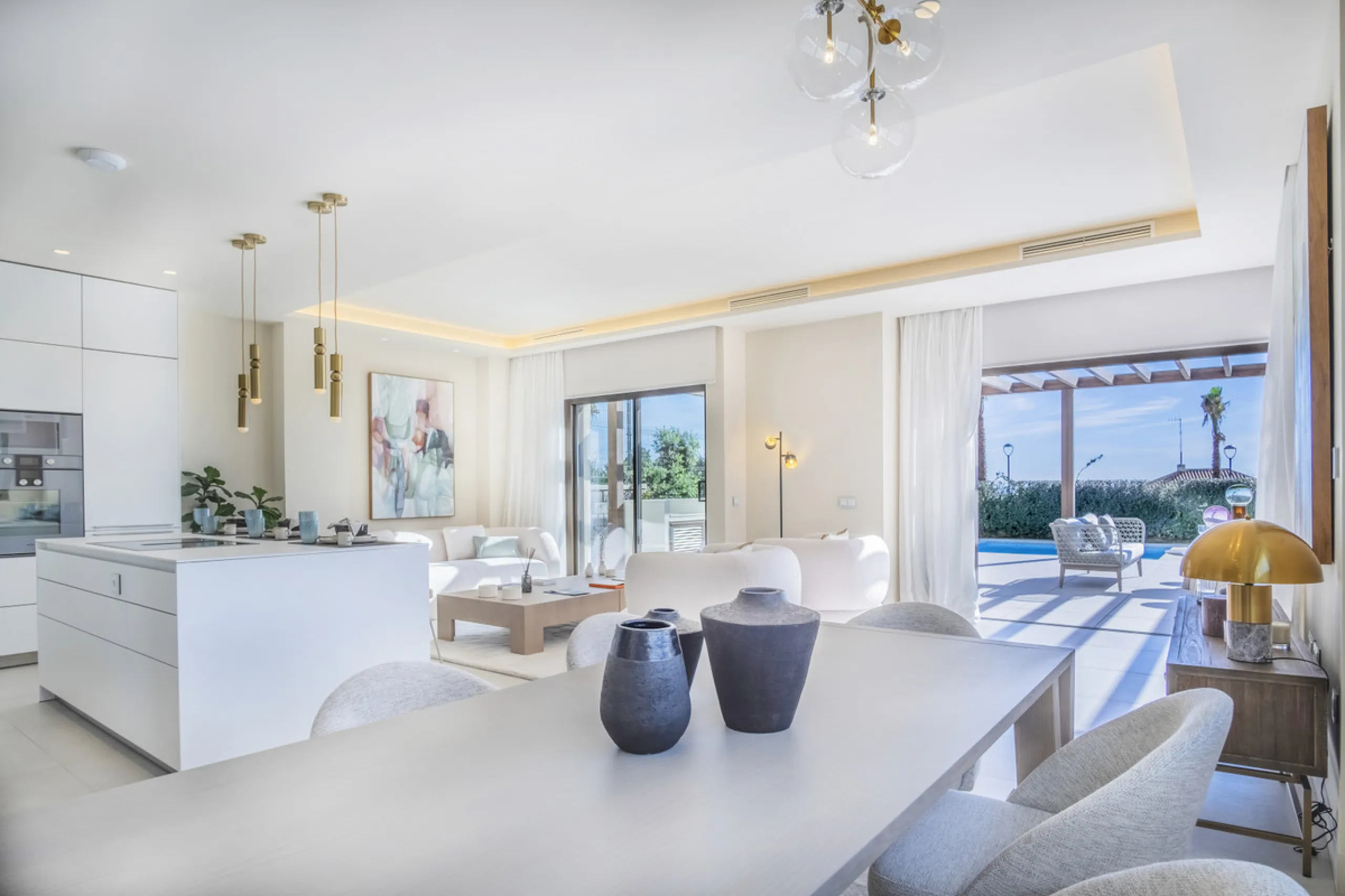 *** Spectacular Luxury Detached Villa on The New Golden Mile, Estepona *** Corner: Maximum Privacy *** 5 Bedrooms and 4 Bathrooms *** Spacious Terraces *** Private Garden with Jacuzzi and Swimming Pool *** BAsement with Windows and Bathroom *** Beachfront