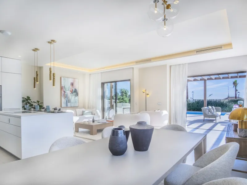 *** Spectacular Luxury Detached Villa on The New Golden Mile, Estepona *** Corner: Maximum Privacy *** 5 Bedrooms and 4 Bathrooms *** Spacious Terraces *** Private Garden with Jacuzzi and Swimming Pool *** BAsement with Windows and Bathroom *** Beachfront