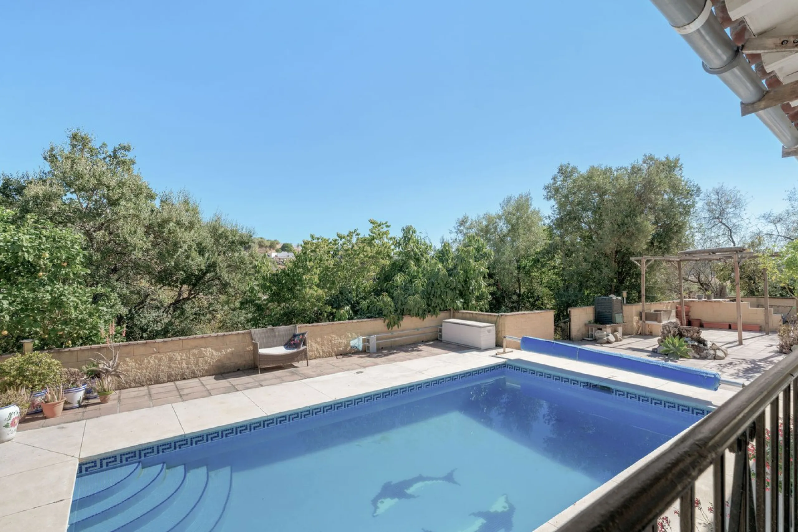 Situated just 3kms inland from Estepona, this charming finca combines living in a natural surrounding with the practicality of proximity to the coast and a towncentre.