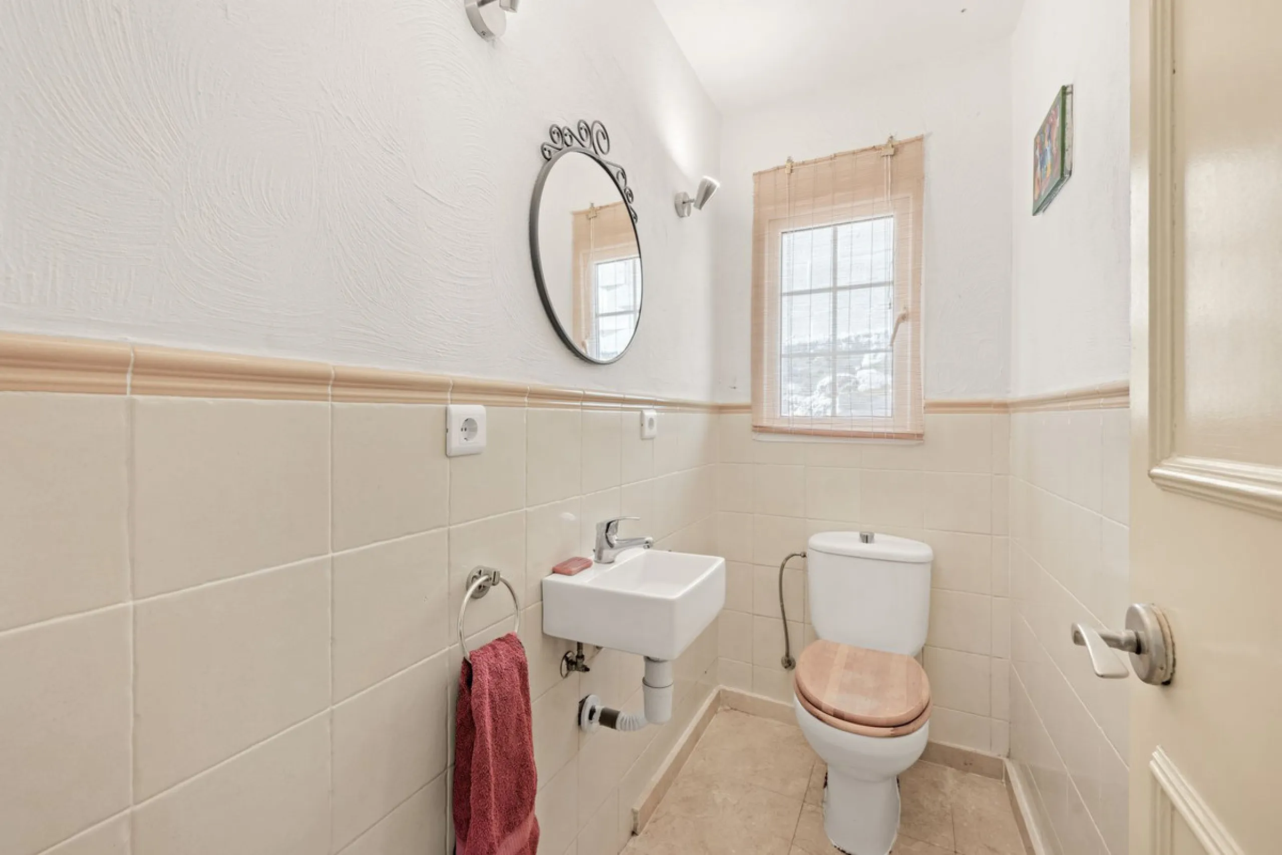 Situated just 3kms inland from Estepona, this charming finca combines living in a natural surrounding with the practicality of proximity to the coast and a towncentre.