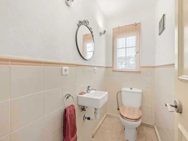 Situated just 3kms inland from Estepona, this charming finca combines living in a natural surrounding with the practicality of proximity to the coast and a towncentre.