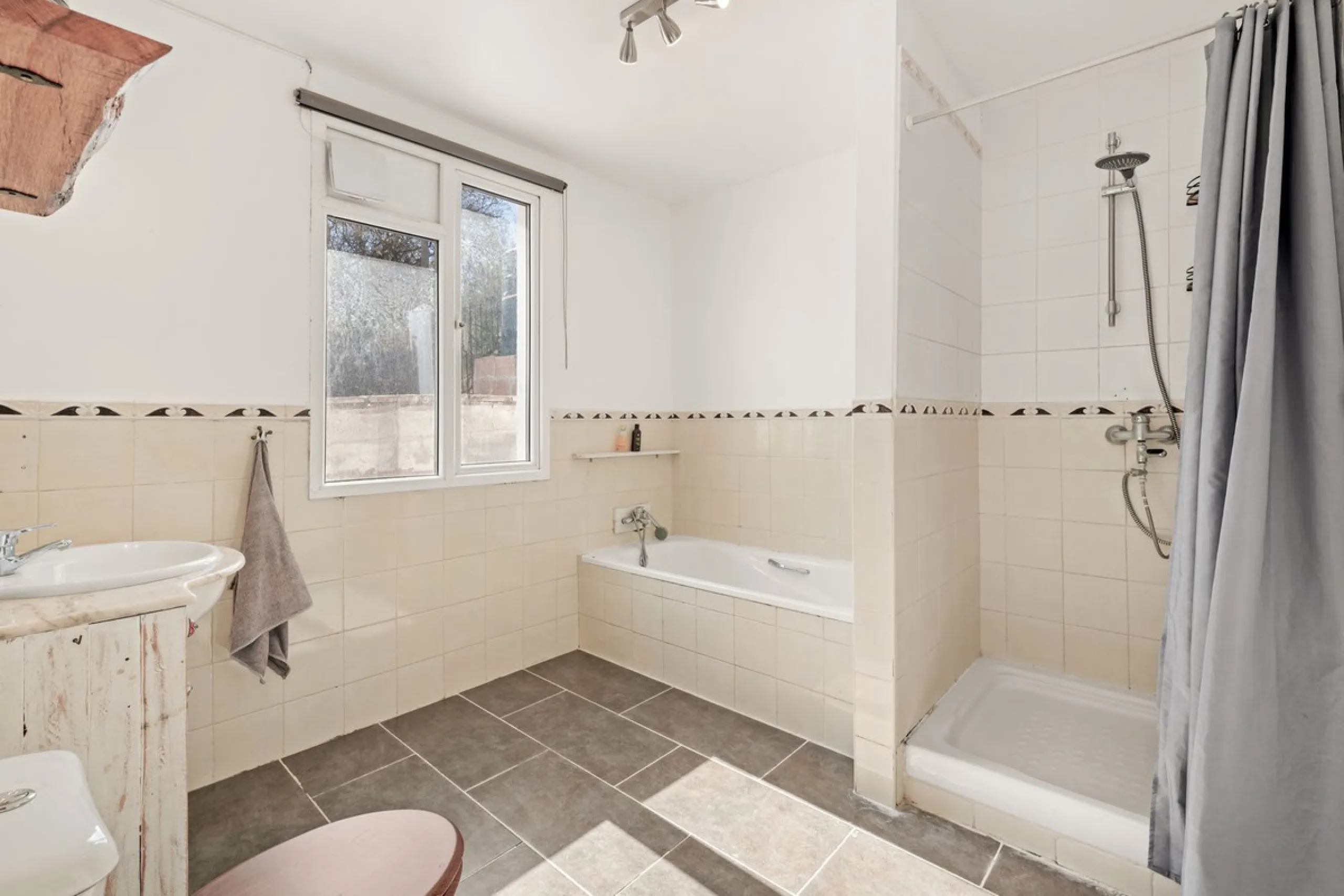 Situated just 3kms inland from Estepona, this charming finca combines living in a natural surrounding with the practicality of proximity to the coast and a towncentre.